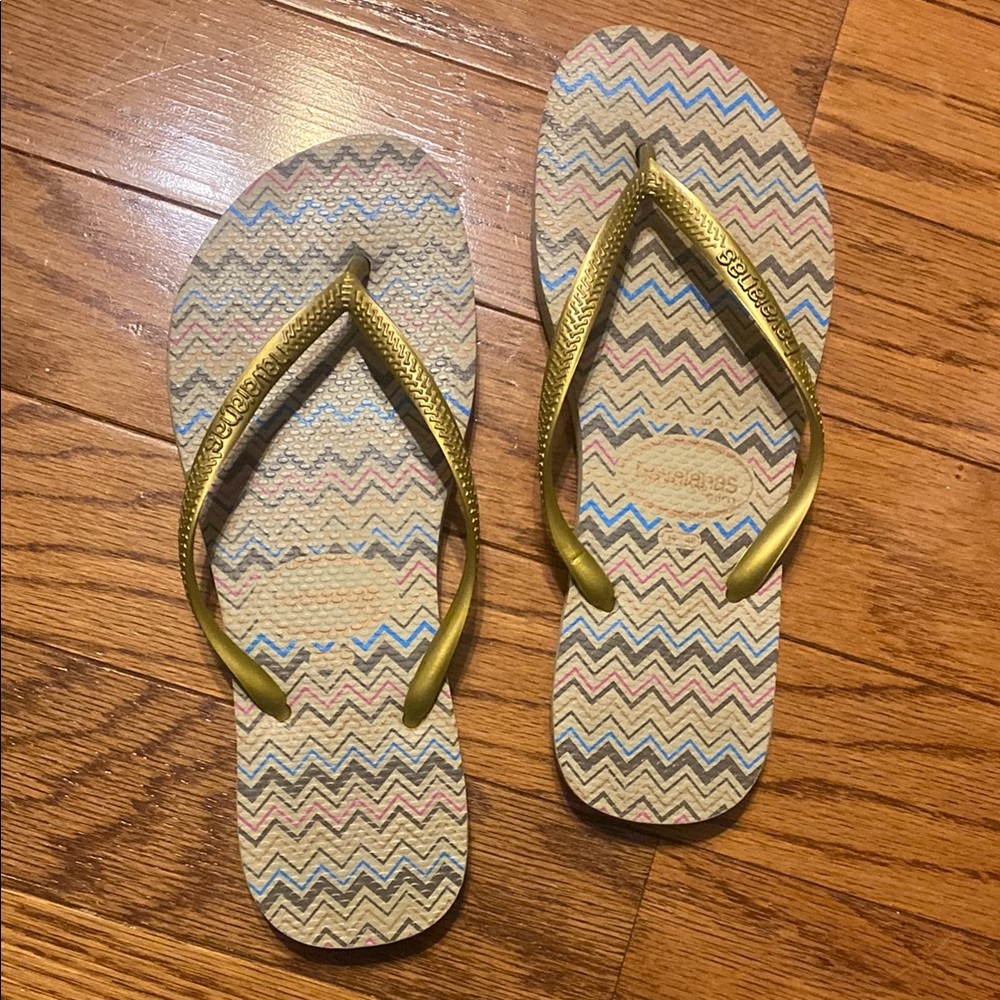 Havaianas Gold Sandals with Chevron Pattern